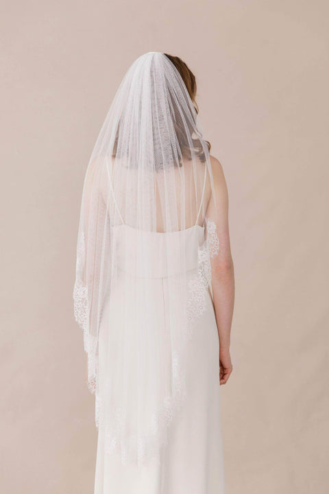 Fingertip Length Floral Lace Edge Wedding Bridal Veil with Comb for Bride OA41