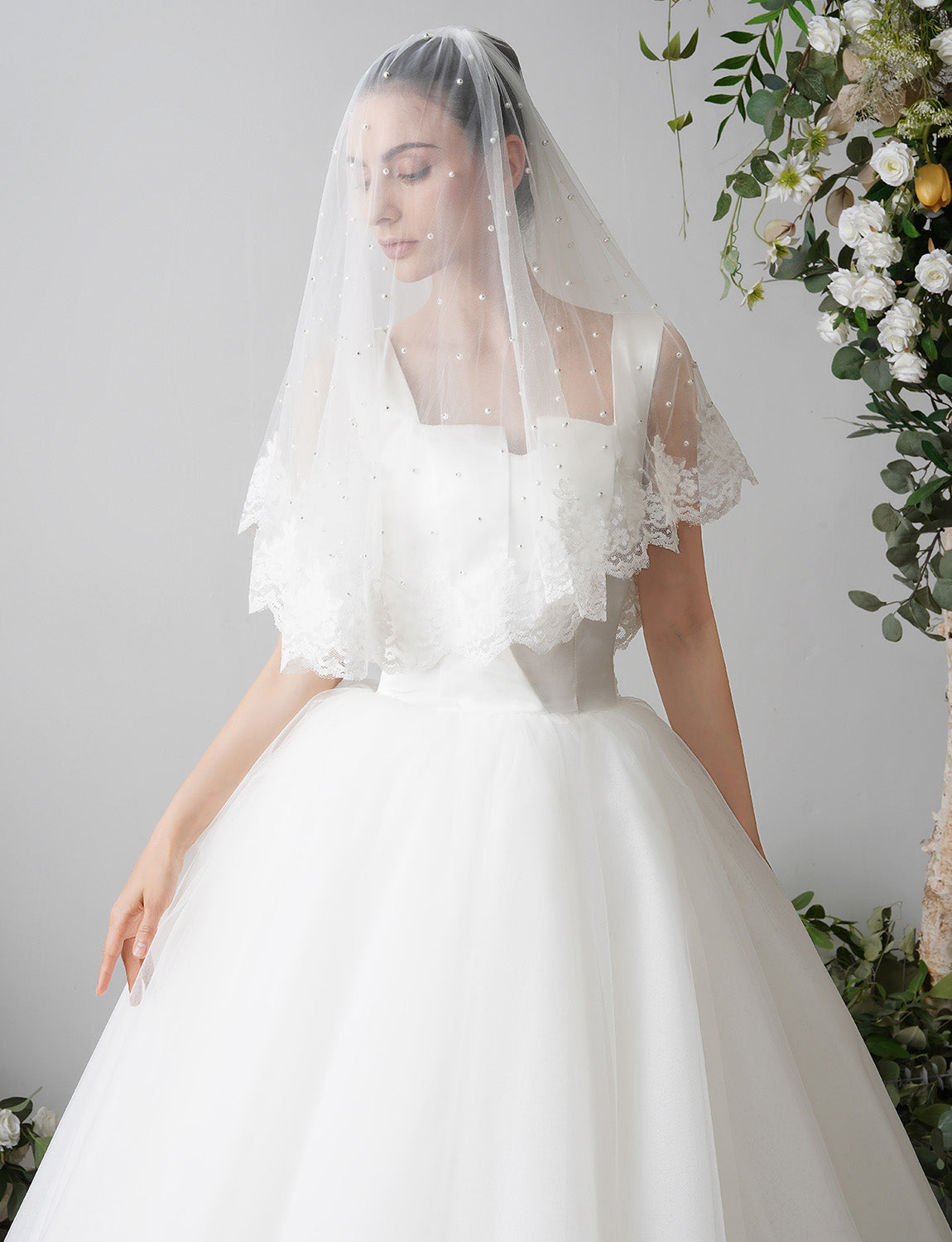 2 Tier Short Wedding Bridal Veil With Metal Comb Lace Pearl  display picture 1